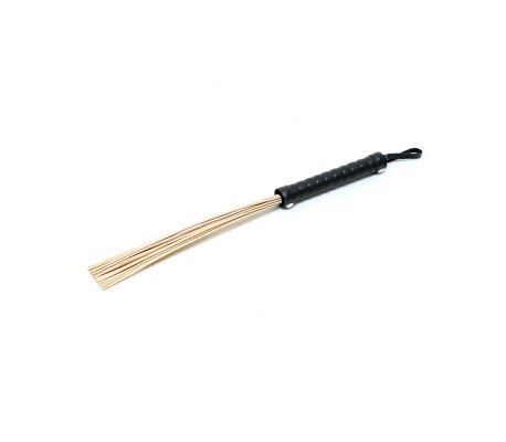 Flogger con tiras de ratán