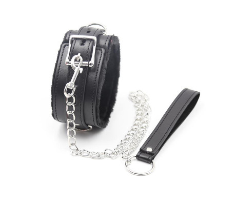 Collar con Correa de Metal Negro