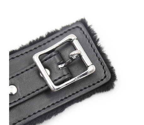 Collar con Correa de Metal Negro