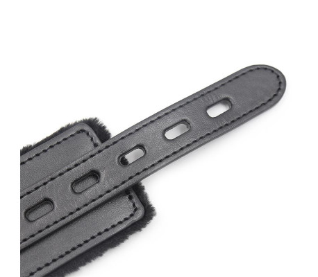 Collar con Correa de Metal Negro