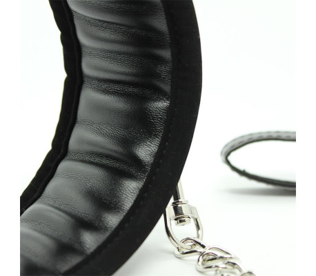 Collar con Correa de Metal e Interior Acolchado Negro
